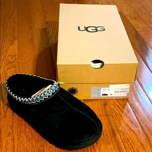 Ugg size 7 Tasman slipper black never worn